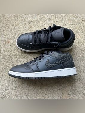 Kids Black Jordan 1 Low
Black Elephant